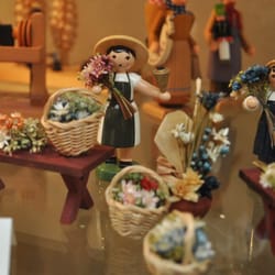 Weihnachtshaus Ingwert Paulsen jr. e.K. - Figuren von Wendt & Kühn (Sachsen)