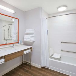 Hampton Inn & Suites Oakwood Village-Cleveland - Guest room bath