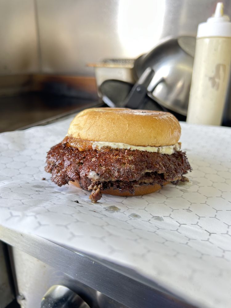 Dani And Mike's 102 Logo