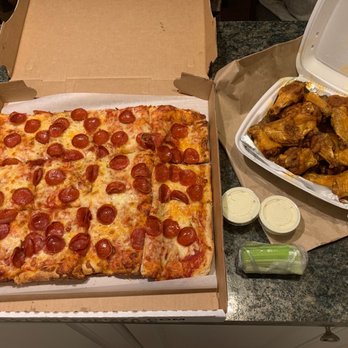 Favorite's Pizzeria - Pepperoni pizza and wings - Pizza Near Me - Lewiston, New York Favorite's Pizzeria - Pepperoni pizza and wings - Pizza Near Me - Lewiston, New York