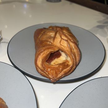 L’Artisane Bakery - Guava Cream Cheeze - Vegan Near Me - Miami, Florida