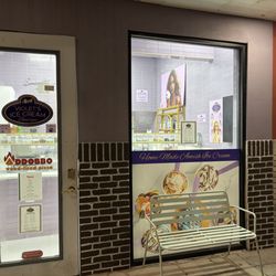 Violet's Ice Cream - Entrance