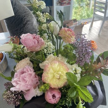 Campanula Design Studio Seattle Florist & Gift Baskets - Seasonally inspired flowers, small size (summer 2022) - Florists Near Me - Seattle, Washington Campanula Design Studio Seattle Florist & Gift Baskets - Seasonally inspired flowers, small size (summer 2022) - Florists Near Me - Seattle, Washington