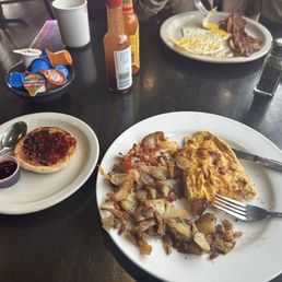 2 egg omelette, over fried potato and 1/2 an English muffin :(