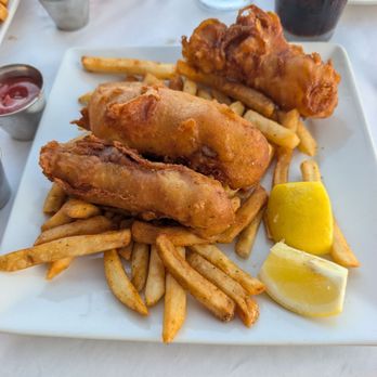 Boathouse at Hendry's Beach - Seafood Near Me - Santa Barbara, California