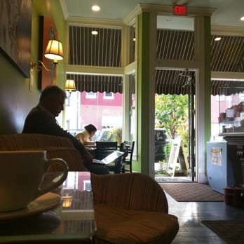Big Dog Coffee - A good view of outdoors for those sitting near/next to the entrance of the coffee shop - Desserts Near Me - Pittsburgh, Pennsylvania