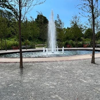 Greater Des Moines Botanical Garden - Gorgeous fountain - Botanical Gardens Near Me - Des Moines, Iowa Greater Des Moines Botanical Garden - Gorgeous fountain - Botanical Gardens Near Me - Des Moines, Iowa