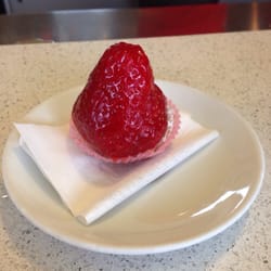 Dolcidea - Super pasticcino con fragola gigante!!!solo per i clienti affezionati ovviamente!;-)