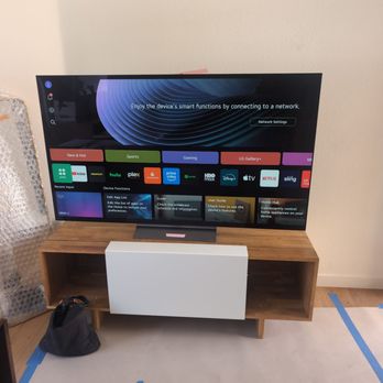 Simple Moving Company - TV safe and sound - Movers Near Me - Culver City, California Simple Moving Company - TV safe and sound - Movers Near Me - Culver City, California