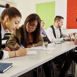 Verein für berufliche Weiterbildung - Gruppenarbeit in Englischkurs