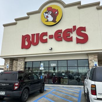 Buc-ee's - Outside - Convenience Stores Near Me - Berthoud, Colorado