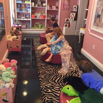 The Eloise Shop - Toy Stores Near Me - New York, New York