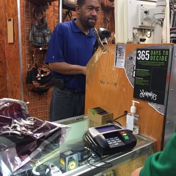 Journeys - DO NOT GET THIS RUDE UNPROFESSIONAL EMPLOYEE!!!! - Shoe Stores Near Me - North Riverside, Illinois
