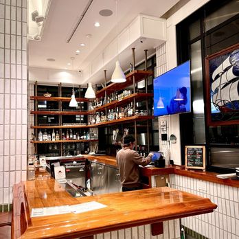 Bear Flag Fish - Bar view with Chris the Barman for today - Seafood Markets Near Me - Newport Beach, California