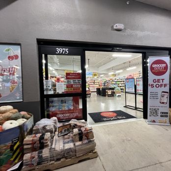 Grocery Outlet - Entrance - Grocery Near Me - Salem, Oregon
