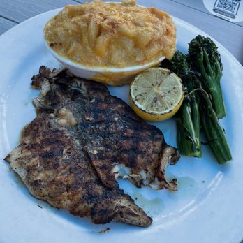 Rock'N Fish - Oregon Rockfish 8/10 + spicy Mac & Cheese 9/10 + broccolini 10/10. Good lunch plate. Yummy fish, fabulous Broccolini - sweet and salty - Seafood Near Me - Manhattan Beach, California