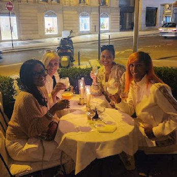 L'Avenue - it started out nice and went down hill quickly - Brasseries Near Me - Paris, 75