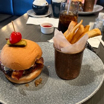 Ale & Compass Restaurant - Cheeseburger and fries - American Near Me - Orlando, Florida