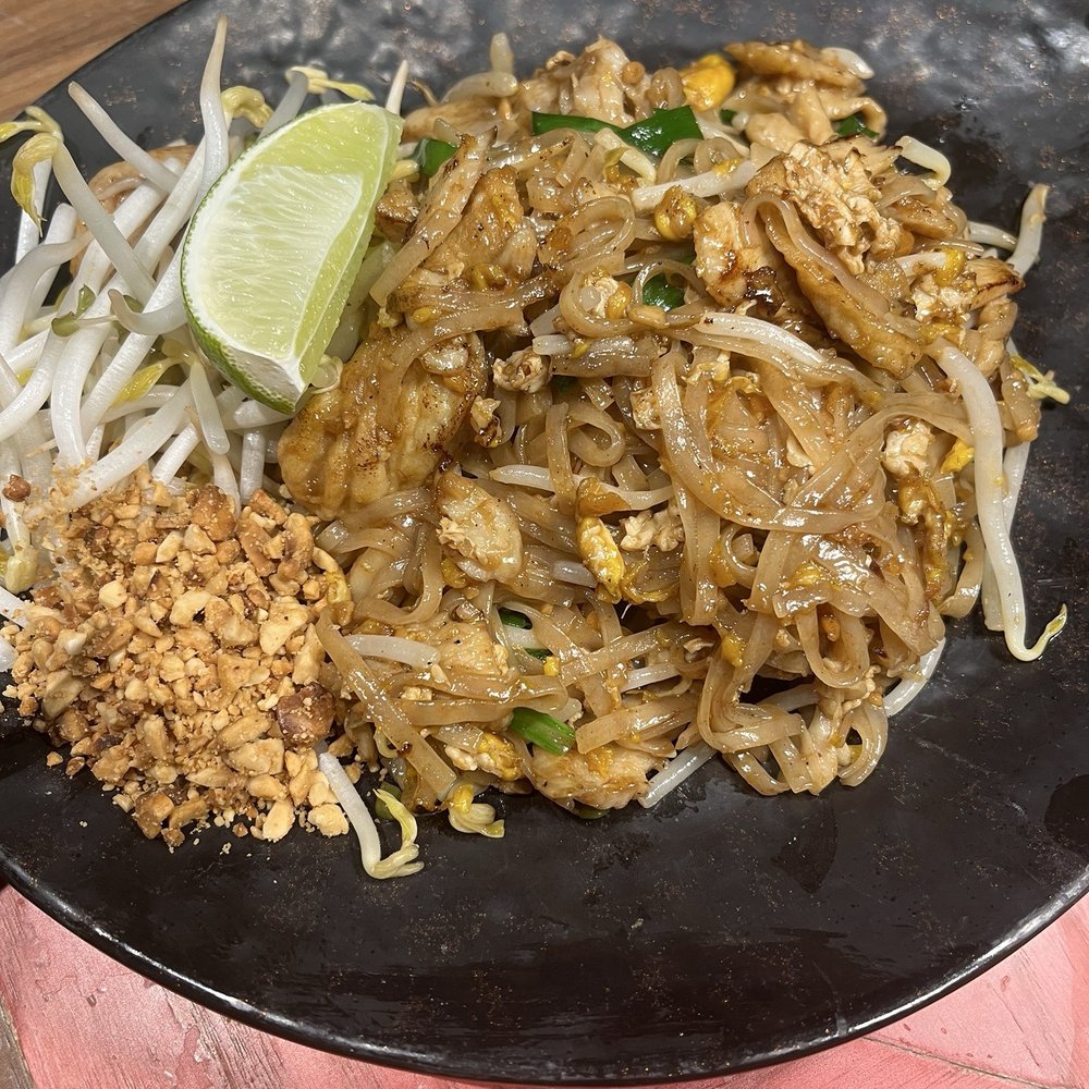 Pii Nong - Street pad Thai (chicken) - Thai Near Me - Toronto, Ontario Pii Nong - Street pad Thai (chicken) - Thai Near Me - Toronto, Ontario