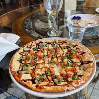 Artesian Cellars - Mozzarella, fresh basil, Romain tomatoes with a drizzle vinaigrette on cauliflower crust. - Wineries Near Me - Pahrump, Nevada