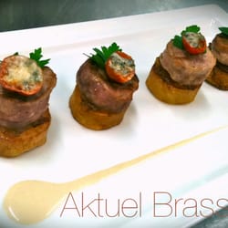 Aktuel Brasserie - Médaillon de porc, pommes de terre rôties, confit d'oignons, tomates cerises farcies au roquefort, le tout accompagné d'une