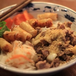 Bo Bun Cha Gio . Vermicelles de riz, sauté de bœuf, mini-nems, crudités fraiches