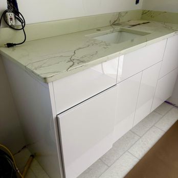 L&T Kitchen and Bath - Another example of how the color or the cabinet and counter top do not match. Not even close. - Kitchen & Bath Near Me - Jacksonville, Florida L&T Kitchen and Bath - Another example of how the color or the cabinet and counter top do not match. Not even close. - Kitchen & Bath Near Me - Jacksonville, Florida