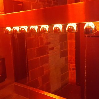 Le Blind Pig - Communal sink with rainfall shower heads - Bars Near Me - Montreal, Quebec