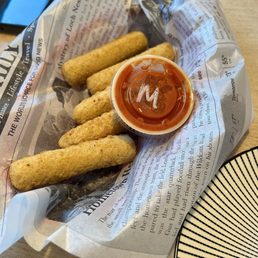 Mozzarella sticks and marinara