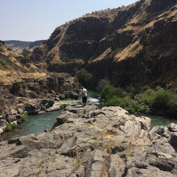 White River Falls State Park - Take the trail next to the shoreline and you end up in this spot. Make sure your pets are on a leash. Big drop down from this cliff. - Parks Near Me - Maupin, Oregon White River Falls State Park - Take the trail next to the shoreline and you end up in this spot. Make sure your pets are on a leash. Big drop down from this cliff. - Parks Near Me - Maupin, Oregon
