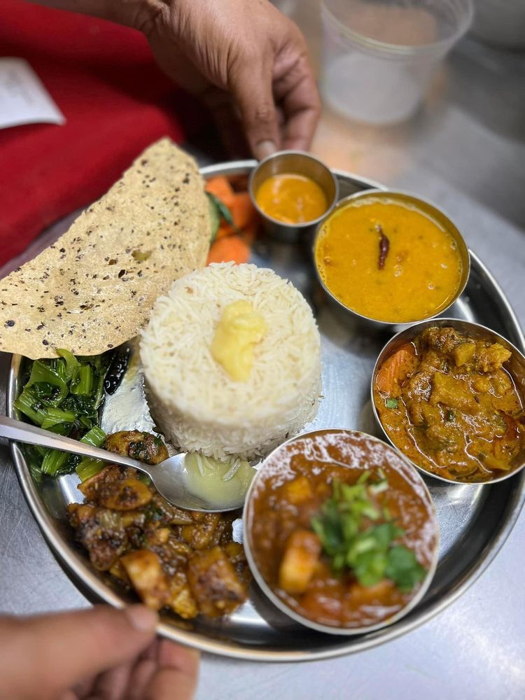 Everest Nepalese & Indian Cuisine Logo