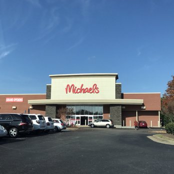 Michaels - Outside parking lot view - Arts & Crafts Near Me - Newport News, Virginia