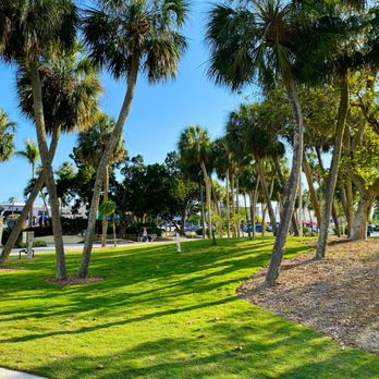 St Armands Circle - Shopping Centers Near Me - Sarasota, Florida