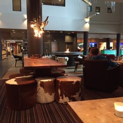 Radisson Blu Resort Trysil - Lounge vid bar och reception.