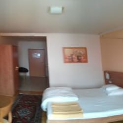 Der Marienhof Hotel - Äußerst geräumiges Zimmer.