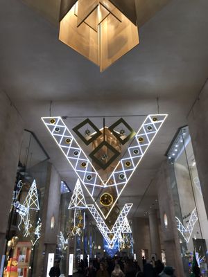 Carrousel du Louvre by null