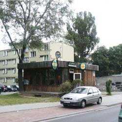 Pralnia chemiczna - Z dawnego kiosku warzywnego drewniany pawilon z barem piwnym w środku.