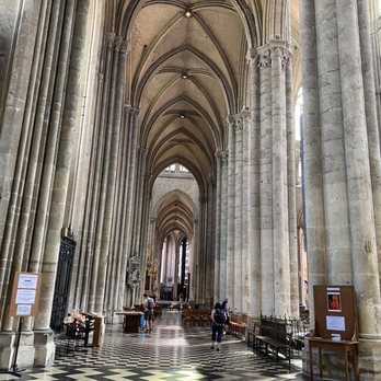 Cathédrale Notre-Dame d'Amiens - Worship area - Churches Near Me - Amiens, 80