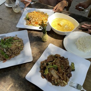 Galanga Thai Restaurant - Chicken chow mein, beef pad see-yew, beef fried rice, Yellow Curry. - Thai Near Me - Santa Barbara, California