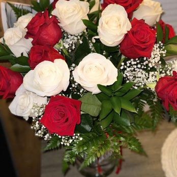 Hilton's Flowers - 20 Premium Roses Red & White. - Florists Near Me - Highland, California Hilton's Flowers - 20 Premium Roses Red & White. - Florists Near Me - Highland, California