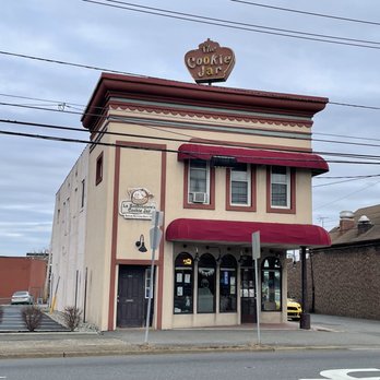 La Bon Bake Shoppes - the front of the building - Bakeries Near Me - Woodbridge, New Jersey