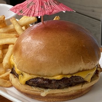 Tommy Bahama Restaurant - Yummy cheeseburger - Cocktail Bars Near Me - Jupiter, Florida