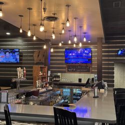 The Machine Shed - Pewaukee - Bar area, weekday near end of evening