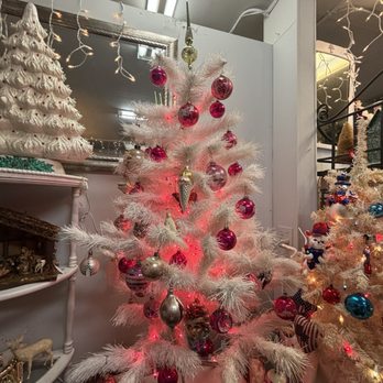 Bilinda's Vintage Treasures - Xmas tree - Antiques Near Me - Carefree, Arizona Bilinda's Vintage Treasures - Xmas tree - Antiques Near Me - Carefree, Arizona