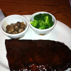 St. Louis ribs, broccoli and sautéed mushrooms