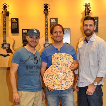 Musikhaus Hermann - Taylor Guitars Auszeichnung für Musikhaus Hermann - Guitar Stores Near Me - Biberach, BW Musikhaus Hermann - Taylor Guitars Auszeichnung für Musikhaus Hermann - Guitar Stores Near Me - Biberach, BW