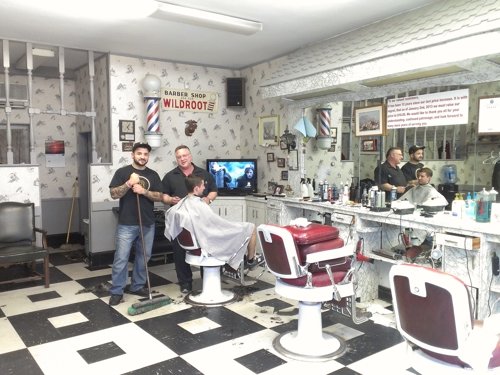 Louie's Barber Salon Logo
