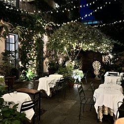 Bugandè - Dining in the garden