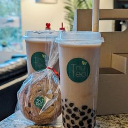 Tru Tea - Earl Grey tea + oat milk + boba with chocolate chip cookies!