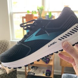 Brooks shoes- Ariel '20